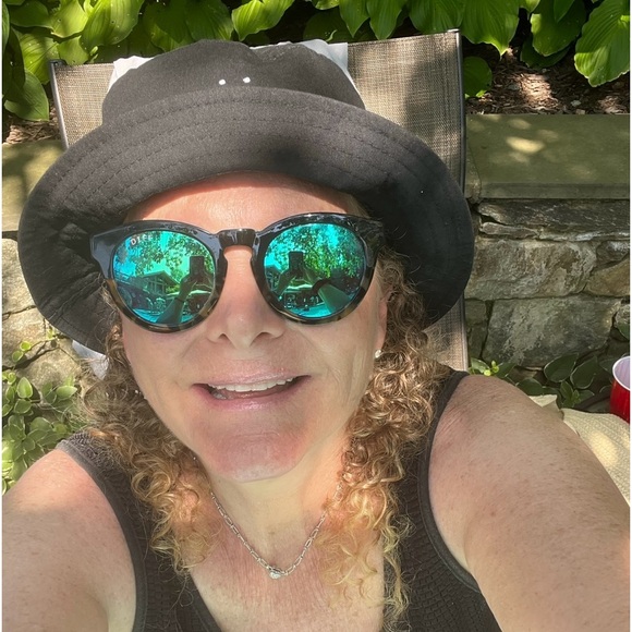 Meet your Posher, Deb🌻 - Picture 8 of 9